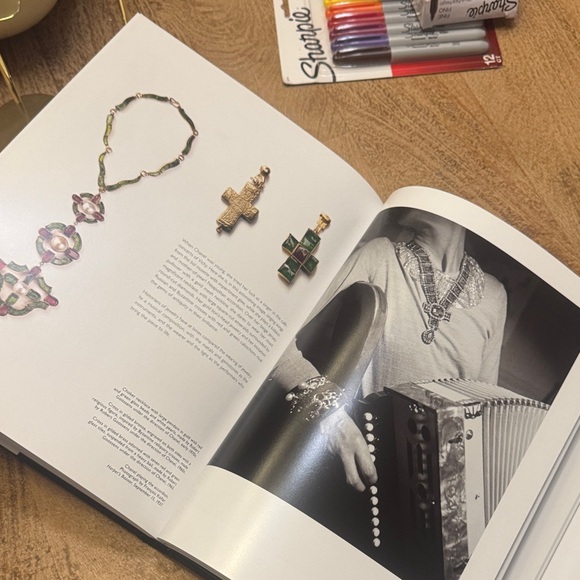 CHANEL coffee table Book with Black and White Cover - Picture 8 of 8